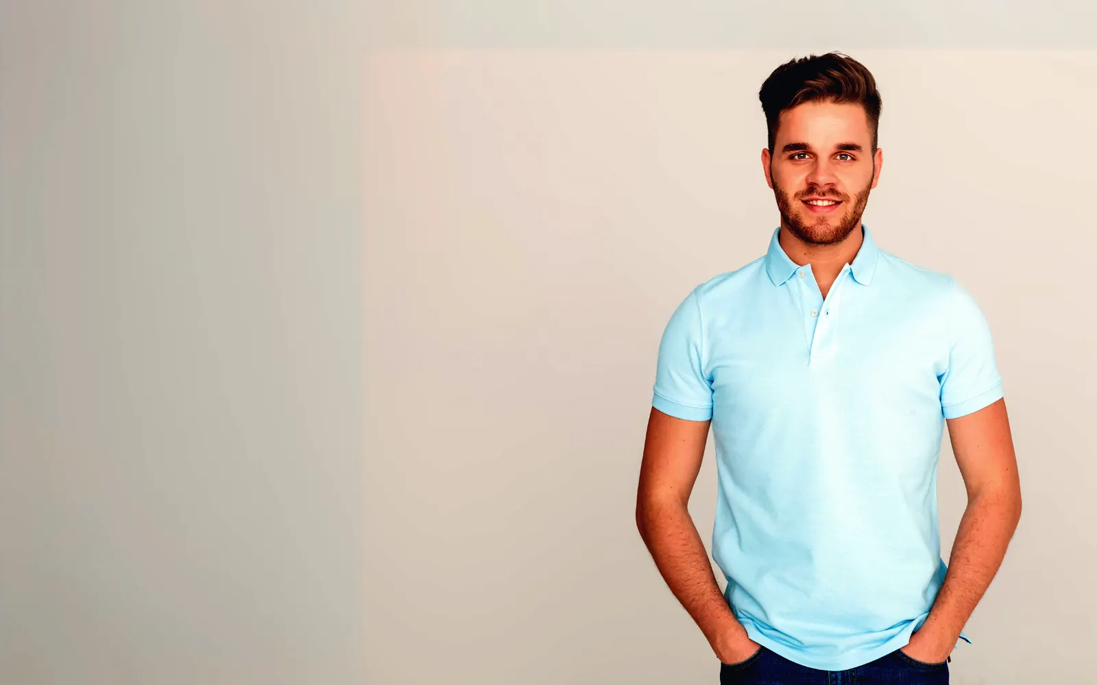 Camisa polo pronta para receber a marca do cliente, em fundo neutro de estúdio